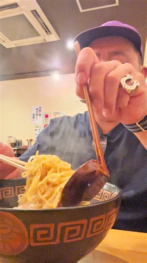 規格外の旅食人™️✪ on Instagram: "香川県高松市 瓦町 ⁡ ここは高松市の中心地であり 高松随一の繁華街である ⁡ 瓦町という名は 高松城から近く城の瓦町職人が多くいたことから ⁡ この辺りが瓦町と呼ばれるようになった ⁡ 琴電の全3路線が 乗り入れる接続点にもなったことで ⁡ 金融機関、商業施設などが立ち並び 繁華街を形成していったという ⁡ 瓦町で飲んだら 王龍で〆な帰られへんということで ⁡ 王龍ラーメンを卓上キムチを投入していただいた ⁡ 懐かしの王龍 思い出の王龍 ⁡ 飲んだ時しか食べたことない王龍 ⁡ 深夜の王龍は大変賑わい ここで飲みながらラーメンをつまむお客で一杯 ⁡ 高松にいてたらやっぱり ここで〆やんと帰るに帰られへんな〜 . ********************************************** . #香川グルメ #高松グルメ #高松ラーメン #私だけが知ってる美味しいお店 #規格外の旅食人"