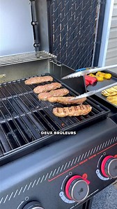 @lefitcook met le feu avec le barbecue au gaz réinventé Spiritᴹᴰ EP-425 Stealth! 🔥 Avec son look entièrement noir et sa puissante zone de saisie, ce BBQ offre à chaque fois une saveur intense et des marques de cuisson parfaites. | Weber Grills Canada