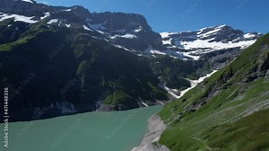 Vue aérienne du lac d'Emosson en Suisse avec son barrage