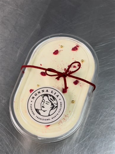 Meet our new limited-edition Raspberry Vanilla Tiramisù 💘 Layers of raspberry-soaked ladyfingers, our signature Tiramisù cream gently infused with Madagascar vanilla, and a hint of fresh lime for a bright, refreshing finish. Elegant, romantic, and dangerously easy to fall for 🥰 💝 Find it EXCLUSIVELY in our 2026 Valentine’s boxes ⏳ Here from Feb 1 to Feb 28, while quantities last Only 500 boxes are available, each one includes: ✨ Two Tiramisù tubs ✨ Access to all limited editions: Raspberry Va