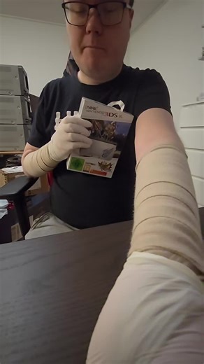 Unboxing the Nintendo 3DS XL Monster Hunter 4 Edition