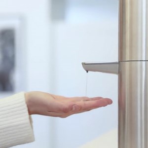 unattractive hand sanitizer dispensers no more ❌ . our sensor pump max is the perfect addition to any business looking to keep customers safe & clean. with its sleek design and large capacity, it’s built with businesses in mind. its secure lid can only be opened to refill using the pin included, while the large opening makes refills fast and easy. #simplehuman shop here: https://bit.ly/34nTvz6 | simplehuman