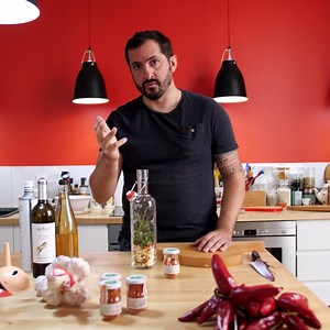 33K views · 788 reactions | Fabriquez votre propre sauce basque : le xipister La recette : https://bit.ly/2UvpzeU Dans le cadre des 20 ans de l'appellation d'origine controlée Piment d'Espelette AOP, le Meilleur Ouvrier de France Zozaya Sebastien vous propose sa propre recette ! Merci à Assiettes & Compagnie pour la cuisine et sa jolie vaisselle. | Pays basque | Facebook