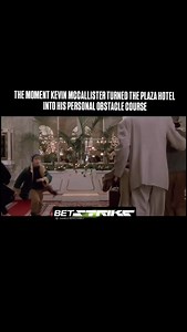 🎬Home Alone 2: Lost in New York (1992) 🌲 Kevin McCallister accidentally boards the wrong plane while his family flies to Florida for Christmas, ending up alone in New York City. Using his dad’s credit card, Kevin checks into the luxurious Plaza Hotel and enjoys the city—room service, toy stores, and sightseeing. Meanwhile, the burglars Harry and Marv, now calling themselves the “Sticky Bandits,” escape prison and plan to rob a children’s toy store on Christmas Eve. Kevin recognizes them and wa