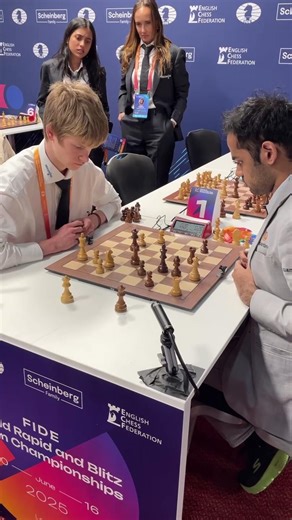 One board, one battle — one team behind you. 💪 World Rapid Champion Volodar Murzin takes down World #3 Arjun Erigaisi, and the squad is right there for every moment. You will never walk alone ❤️ #FIDERapidBlitzTeams | FIDE - International Chess Federation