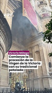 🌹Comienza la procesión de la Patrona de Málaga entre pétalos.