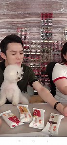 【李佳琦】今天是依旧是忧郁的never2 never：为什么不给nene吃饼干？我受不了了，就一口，李经纪人看看我！