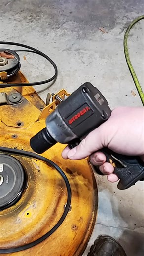 Spindle Replacement Guide for Small Engine Mechanics