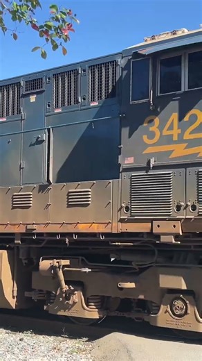 CSX ET44 long hood forward into Charlotte with intermodal #train #csxtransportation