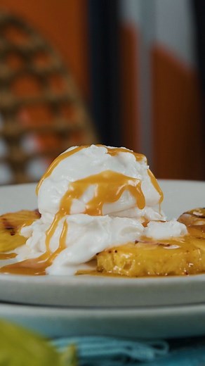 Allumez votre gril et parsemez quelques notes tropicales sur votre barbecue. Notre recette d’ananas grillé est aussi facile à réaliser qu'elle est délicieuse. C’est la touche parfaite pour terminer votre barbecue. Un délicieux dessert qui ravira vos papilles. Notre astuce : servez l’ananas grillé avec de la glace à la noix de coco ou/et avec de la sauce caramel. Vos invités seront ravis ! Ingrédients : 1 ananas - 100 g cassonade - 100 g beurre - 100 ml jus d’ananas - La moitié d’un citron vert -