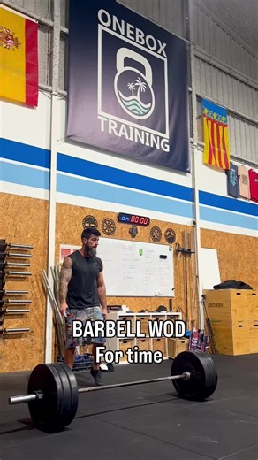 BARBELL WOD For time 10-8-6-4-2* Bar facing burpees Clean Front squat Jerk 1’ rest en cada ronda *Cada ronda se incrementa peso en la barra: 40-50-60-70-80%1RM 🥳 Time cap 20’⏱️ Objetivo sub 15’ 💪🏼