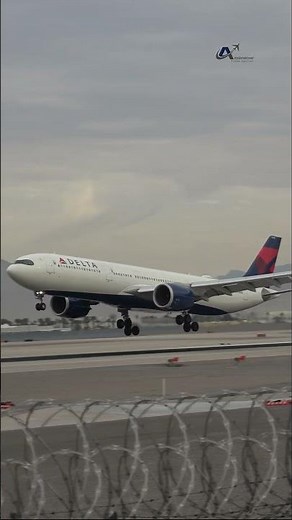 ‪@Delta‬ Airbus A330-900neo landing at LAS 4K #plane