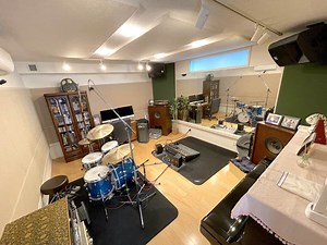 動画で体感！アコースティックエンジニアリングが手がけた”ドラムが叩ける自宅スタジオの音”［則竹裕之×小蔦規夫さん邸宅スタジオ］ | ドラマガWeb