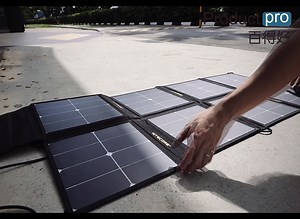 Nitecore FSP100 100W Foldable Solar Panel 輕便摺疊式太陽能充電器 立即購買： http://bit.ly/3p2pT1A 產品特色 Highlights 高達 24% 的光電轉化率，比傳統普通太陽能板轉化率提高 60% 單晶硅太陽能電池板在陽光比較弱的時候也能表現出優秀的轉化，穩定發電 100W 大功率: 在光照充足時，輸出電流高達 5.4A 可配合Nitecre NPS200/400/600 使用(需另購) 具備三種輸出接口 (DC、USB-A (2個)及 USB-C)，滿足多種設備的用電需求 便攜摺疊設計，僅重 2.1kg，僅一台筆記簿電腦的大小，方便單手提取及存放 智能穩壓技術: 電壓能夠根據天氣情況自動適應調整，保証穩定輸出 高透光TPU面板: 堅固、耐老化、防水濺、防霉 背板高密度防水面料 附收納袋，設人性化提手 適合露營及自駕遊等戶外活動 ━━━━━━━━━━━━━━ 💻網店： www.productpro.com.hk 📲加入 Productpro Telegram Channel了解最新產品資訊及優惠： https://t.