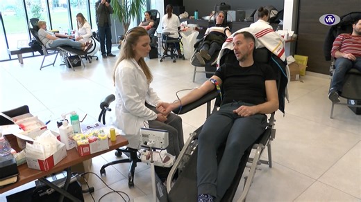 🩸❤️ Kako postati krvodajalec? V oddaji smo gostili Boštjana Novaka iz Rdečega križa Slovenije in govorili o tem, kako lahko vsak od nas naredi nekaj res velikega – z eno samo darovano enoto krvi. Kako sploh postaneš krvodajalec? Kolikokrat na leto lahko daruješ kri? In kako darovanje krvi sploh poteka? 👉 Odgovore in koristne informacije prinaša pogovor, ki morda komu pomaga narediti prvi korak. Darovati kri pomeni darovati življenje. ❤️ Rdeči Križ Slovenije | VTV Studio