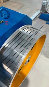 "Extrusão de Teflon em ação! 🔥🫠 A corda entra pura e sai isolada com Teflon, enfrentando mais de 300 °C para o material derreter e ganhar forma. Processo preciso, quente e impecável — qualidade que só quem conhece sabe! ⚙️✨" #teflon #extrusion #hightech #industrialprocess #wiresandcables | Galera do Fios e Cabos