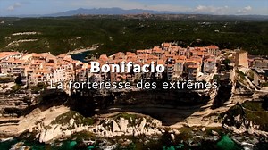 🏰🌊 La citadelle de Bonifacio, au sud de la Corse, est située à près de 60 mètres au-dessus de la mer. Sans cesse assiégée au cours de son histoire, la ville a dû réinventer en permanence son système de défense... 6 siècles de travaux titanesques l'ont transformé ainsi en un véritable mille-feuille de fortifications. "Bonifacio, forteresse des extrêmes", un documentaire inédit à voir ce lundi à 21h40 sur ViaStella, raconte l'édification et la superposition des ouvrages militaires de ce "Gibralt