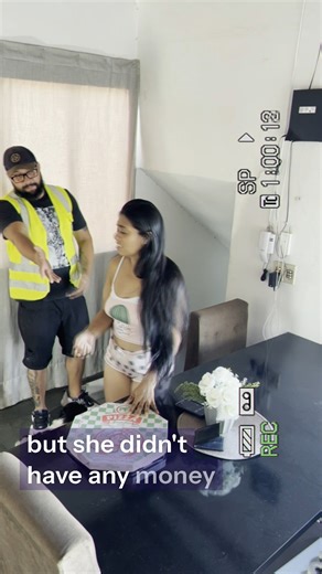 Wife orders pizza and invites delivery guy over | Me, Ismael Marques