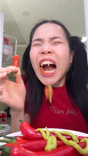 UHHH… WHY DOES SHE EAT CHILI PEPPERS??? 🌶️🔥 #funny #shorts