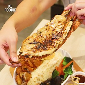 The Manhattan FISH MARKET rolls out NEW Giant Platter Set comes with seafood like lobster, grilled fish, mussels & more 🔥 🛵Available for takeaway and delivery via Grabfood, Foodpanda & Delivereat | KL Foodie