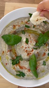 Une recette millénaire, 100 % végétale et naturellement anti-inflammatoire 💚 Cette purée d’aubergine grillée (appelée moutabbal ou baba ghanouj) est riche en antioxydants et en fibres douces qui aident à apaiser l’inflammation digestive et à soutenir le foie. Aubergine tahini citron ail yaourt végétal = une combinaison parfaite pour l’équilibre du microbiote 🌸 ✨ À déguster avec un pain sans gluten, des crudités ou simplement à la cuillère. 🥣 Recette Ingrédients : • 2 grosses aubergines • 2 c.