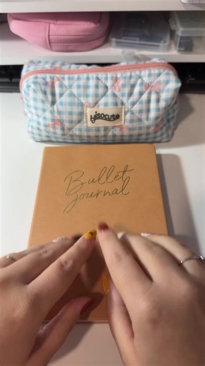 Rellena conmigo el Book Journal con la lectura finalizada de Aurora, la segunda parte de la bilogía La Academia de Nerea Llanes ✨ Sinceramente, esta bilogía me ha encantado. Sus toques de magia, el dramión total entre Ash y Rain… 😍 Mis más merecidas cuatro estrellas para ambos libros 🌟 #BookJournal #LaAcademia #Aurora #NereaLlanes #Lecturas2025