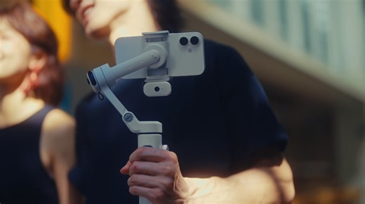 Zhiyun-Tech Malaysia by Pixels Distribution on Instagram: "𝐒𝐌𝐎𝐎𝐓𝐇-𝐐𝟓 𝐔𝐥𝐭𝐫𝐚 🔹Motion-Sensing Control: The Most Intuitive Operating Method - Simply rotate your wrist to remotely control the gimbal's movement. 🔹Voice Commands: Shoot on Your Terms. 🔹Innovative Remote Control Storage Design - Securely holds the remote in a dedicated slot on the gimbal's arm. 🔹New Mode Display Screen - A brand-new mode display screen provides superior visibility and an enhanced control experience. 🔹Se