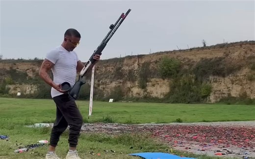 使用 Aimpoint Micro S1 速射训练。