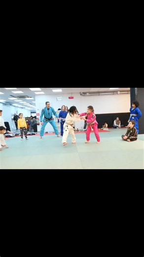 rjj.belgium on Instagram: "Ton enfant aime bouger ? On l’attend sur le tatami. 🥋 Avec le jiu jitsu brésilien, il va : 🤼‍♂️ Apprendre à se défendre 💪 Devenir plus fort et confiant 🤝 Se faire de nouveaux amis 🧠 Développer discipline et respect 🔥 S’amuser tout en progressant Le tout dans une ambiance familiale et motivante . Cours enfants ouverts à tous niveaux DM @ledojowavre pour un cours d’essai GRATUIT ! #bjjKids #bjjladies #bjjtoeveryone #ledojowavre #rjjbelgium"