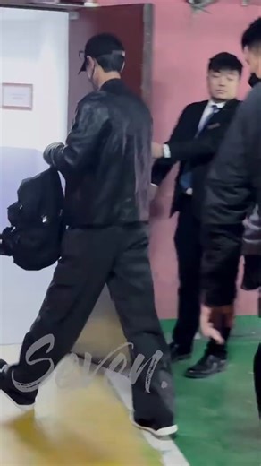 2025.10.17 Xiao Zhan arrived at the Small Town Prescription crew’s hotel.