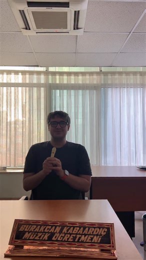 Burak Can Kabaardıç on Instagram: "Herkese selam! Bugün blok flütü üç farklı şekilde denedim: gövdesiz, başlıksız ve sonunda aklımı da alıp tek parça çaldım. Neden yaptığımı ben de bilmiyorum ama ses çıkıyor, o yeter 😂 #blockflute #recorder #flute"