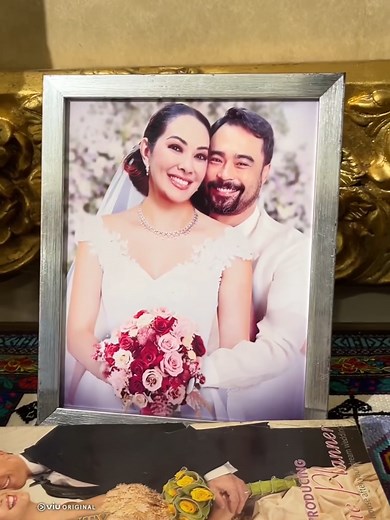 #BeautyEmpire #Exclusive: PAKI-RETAKE DAW ANG WEDDING PHOTO, PLEASE! 😆 Huwag bibitiw dahil mas titindi pa ang mga rebelasyon at eksena sa #BeautyEmpire— inihahandog ng GMA, Viu, at CreaZion Studios! Now streaming on Viu at mapapanood Lunes hanggang Huwebes, 9:35 PM sa GMA Prime! #RuffaGutierrez #BarbieForteza #SidLucero #GMANetwork #Kapuso #fyp