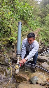 Hoy puse a prueba una bomba de ariete aprovechando 3 metros de caída desde el río. Instalé una tubería para conducir el agua hasta el ariete y logré elevarla más de 30 metros en altura vertical y unos 60 metros de distancia total. Este sistema funciona sin electricidad, solo con la fuerza del agua, y es ideal para fincas, agricultura y zonas rurales donde no hay energía. Si quieres ver cómo trabaja, cuánta agua entrega y los resultados reales de la instalación… este video es para ti. 🚰🌱💧 #Bom