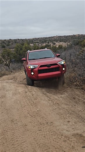 Michael on Instagram: "Parte 1 4Runner vs Tacoma, Obstáculo con un poquito de quiebre con 2 camionetas originales La Tacoma lo hace ver como un obstáculo facil, porque crees?"