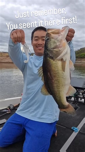 Let's start a trend! 😂 How big of a fish will I get fighting like this in 2026?? @irukandji_tackle 5" Sicario paddletail @bl8nkt PunchOut Swim jig @dobynsrods 705 CB @fish_shimano_north_america Bantam 151 HG @gomexus_brand 100mm handle @sunline_america FC Sniper 20# Can't wait to get back down to @lake Baccarac with @probassadventuresmexico !! | Lawrence Lee