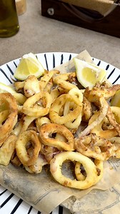 4 ricette con calamari Calamari ripieni al forno con il pomodoro Ingredienti per 4 persone 4 calamari da 200 g 750 g di pomodorini in scatola 200 g di pane raffermo 120 g di olive di Gaeta denocciolate 2-3 cucchiaini di capperi 2 spicchi d'aglio 1 ciuffetto di prezzemolo 4-5 cucchiai di olio evo Sale q.b. Pepe q.b. Calamari croccanti in friggitrice ad aria Ingredienti per 2 persone 2 calamari 3-4 cucchiai di farina di riso 3-4 cucchiai di semola di grano duro rimacinata Olio evo q.b. Calamari ri