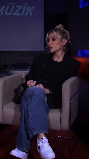 ernlyrics on Instagram: "Tek ağlayan irem derici değildi Ebo olarak tanınan fenomenin gerçek adı İbrahim Tilaver. 1998 yılında Ağrı’nın Doğubayazıt ilçesinde dünyaya gelmiş olup, 2025 itibarıyla 27 yaşında. Lise eğitimini İstanbul Sultanahmet Endüstri Meslek Lisesi, Bilişim Teknolojileri bölümünde tamamladı. Üniversite hayali olarak gittiği İstanbul Üniversitesi Bilgisayar Mühendisliği bölümünü ise maddi zorluklar nedeniyle yarıda bırakmak zorunda kaldı. İçerik üretmeye başladığı dönemde e-ticar