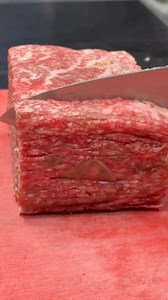 À travers toutes les saisons, notre feuille à feuille de bœuf Wagyu s’impose comme un choix intemporel⭐ *** Season after season, our Wagyu beef feuille à feuille remains a timeless favorite ⭐ @yannickalleno @vincenzo.tirelli2 @barbingerard @fanny.perrot.961 #pavillonledoyen #gastronomie #cuisine #chef #michelinstar #troisetoiles #restaurant #wagyu #boeuf 🎥 @culinary_agency | Alléno Paris au Pavillon Ledoyen