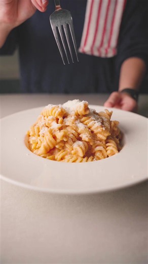 Pink sauce pasta 🍝 Quick and easy pasta recipe using @Divella Lebanon fusilli pasta Ingredients | المكونات: • 1 bag (500g) Divella Pasta | كيس معكرونة ديفيلّا (٥٠٠ غ) • 2 tbsp butter | ٢ ملعقة كبيرة زبدة • 4–5 garlic cloves, minced | ٤-٥ فصوص ثوم مفروم • 3 tbsp sun-dried tomatoes | ٣ ملاعق كبيرة طماطم مجففة • 2 tsp salt | ٢ ملعقة صغيرة ملح • ½ tsp black pepper & chili flakes | ½ ملعقة صغيرة فلفل أسود ورقائق شطة • 3 tsp Italian seasoning | ٣ ملاعق صغيرة بهارات إيطالية • 1 cup chicken stock | ١ ك
