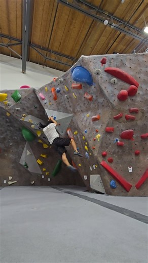 Hit this v6 boulder at @edgeworks_tacoma had a dyno first move but the rest was pretty chill. #climbing #rockclimbing #bouldering #seattle #edgeworks #tacoma #plusultra #training #patchuclimbs | Pat Chu