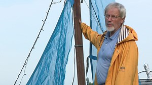 425K views · 1.7K reactions | Vendée Globe Bernard est fin prêt pour son tour du monde immobile. Il s'apprête à passer 70 jours seul et sans assistance dans son bateau de 18 pieds, calé... dans son jardin du Pilat. La course, il la vivra via Virtual regatta sur sa tablette comme près d'un million d'amateurs voile. | France 3 Rhône-Alpes | Facebook