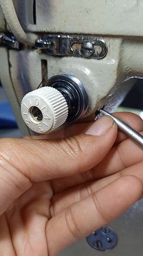 overcoming thread settings that don't move #sewing #sewingtips #sewingtricks | Enno Jahit