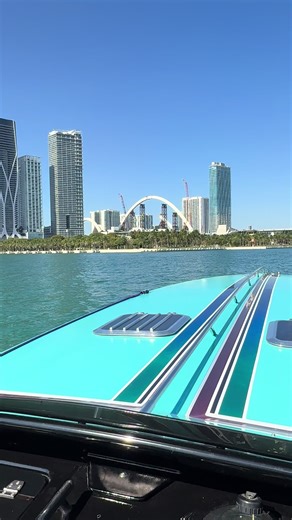 No wake zone. Even at idle speed Miami never disappoints. If you want to experiece Vicius join the waitlist at vicious.miami #miami #miamivice #scarab #speedboats #boatsoftiktok