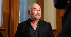 EXCLU Cauet mis en examen : l’animateur sort du tribunal, sa compagne Nathalie Dartois présente