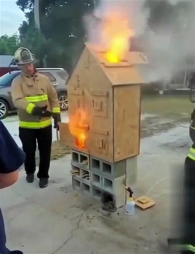 Un pompier nous montre ce qu'est le Backdraft