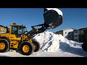 Snölastning Volvo L60F loading snow on Volvo FH trucks