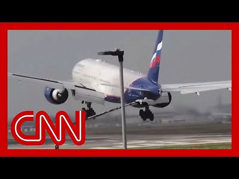 Man's hilarious commentary for landing jets goes viral