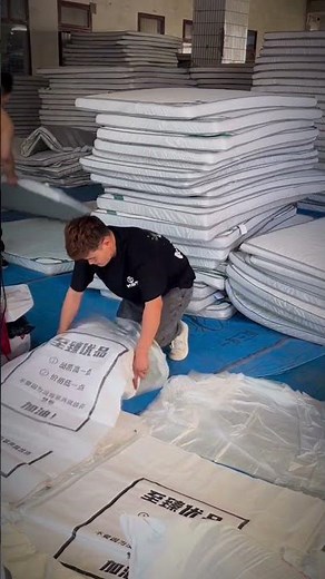 Discover the Secret Trick to Packing Mattresses Easily 🚀