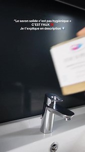 On entend parfois que le savon solide ne serait “pas hygiénique”. C’est une idée reçue… et voici pourquoi 👇 Contrairement à ce qu’on imagine, un savon solide ne transmet pas les bactéries d’une personne à l’autre. Même lorsqu’il est partagé, il reste sûr. 🧼 Ce que disent les faits Une étude a testé un savon volontairement contaminé avec différentes bactéries. Après utilisation, aucune bactérie n’a été retrouvée sur les mains. Autrement dit : → le savon solide n’est pas un vecteur de germes. Po