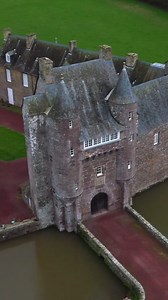 Connais-tu les sombres légendes du château de Trécesson ? 😮 Niché au cœur de la légendaire forêt de Brocéliande, ce château médiéval semble figé dans le temps. Mais derrière ses pierres silencieuses se cachent des récits troublants, transmis de génération en génération... On raconte qu’une jeune mariée, vêtue de blanc, y aurait été enterrée vivante dans la nuit, sans que l’on sache pourquoi… Depuis, certains disent l’avoir aperçue errer dans les brumes matinales du parc. 👻 Et ce n’est pas la s